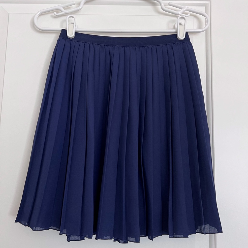 NWOT Uniqlo Pleated Skirt. Size XS. Navy Color.
